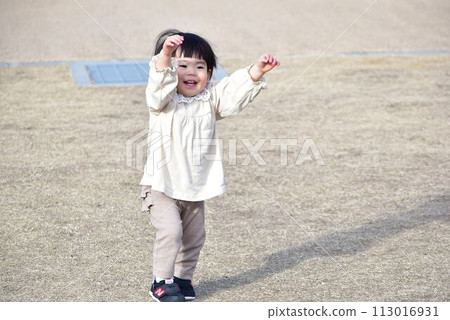 toddler walking with smile 113016931