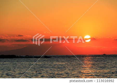 從海灘看到美麗的日落和富士山的輪廓。位於日本神奈川縣三浦市荒井濱海灘。 20 113016992