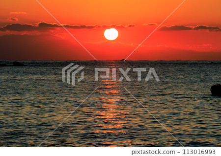 從海灘看到美麗的日落和富士山的輪廓。位於日本神奈川縣三浦市荒井濱海灘。 20 從海灘看到美麗的日落和富士山的輪廓。位於日本神奈川縣三浦市荒井濱海灘。 20 113016993