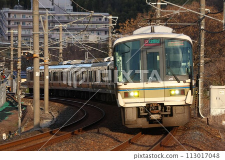 [JR West Japan] Series 221 "Yamatoji Rapid" (Yamato Line: Takaida Station) 113017048