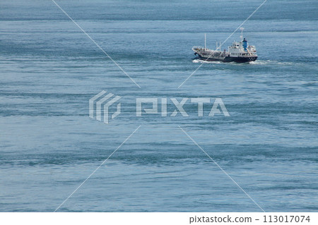 一艘貨船在來島海峽的潮汐中航行 113017074