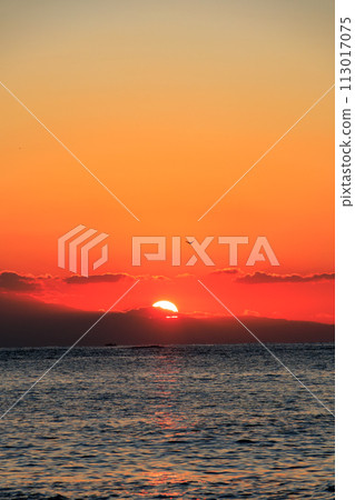 Beautiful sunset and silhouette of Mt. Fuji seen from the beach. At Araihama Beach, Miura City, Kanagawa Prefecture, Japan. 20 113017075