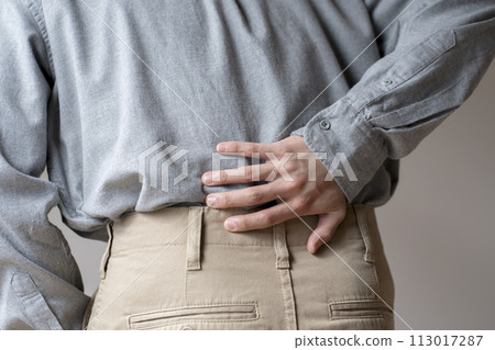 背痛的男人，身體部位，不露面，後視圖 113017287