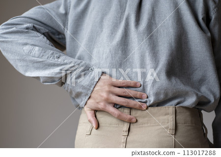 背痛的男人，身體部位，不露面，後視圖 113017288