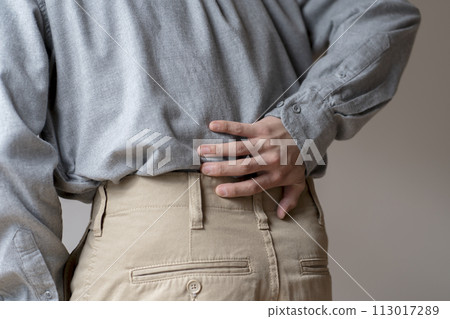 背痛的男人,身體部位,不露面,後視圖 背痛的男人,身體部位,不露面,後視圖 113017289