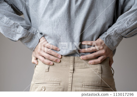 背痛的男人，身體部位，不露面，後視圖 113017296