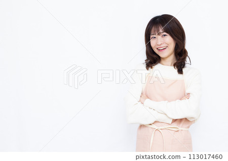 A housewife who is thinking with her arms crossed 113017460