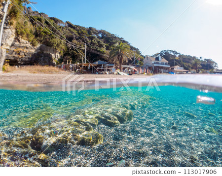美麗的白色沙灘和海洋的半水攝影。位於日本神奈川縣三浦市荒井濱海灘。 2023 年 12 月 美麗的白色沙灘和海洋的半水攝影。位於日本神奈川縣三浦市荒井濱海灘。 2023 年 12 月 113017906