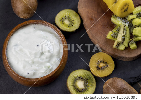 making creamy yogurt with kiwi fruit 113018895