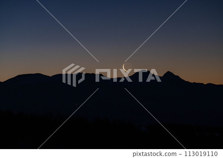 [Magic Hour] Magic Hour of Yatsugatake and Crescent Moon [Nagano Prefecture] 113019110