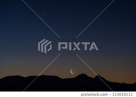 [Magic Hour] Magic Hour of Yatsugatake and Crescent Moon [Nagano Prefecture] 113019111