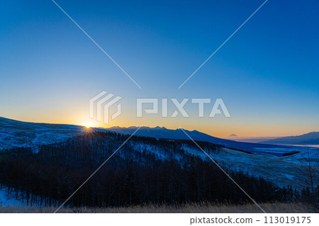 [Sunrise material] Yatsugatake and sunrise [Nagano Prefecture] 113019175