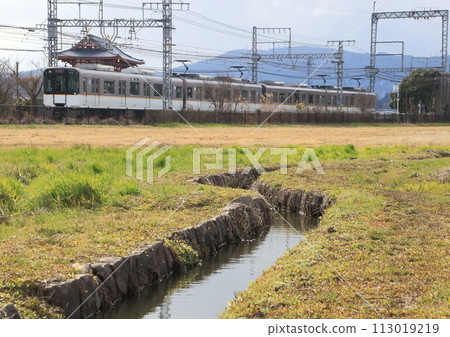 A train on the Kintetsu Nara Line runs past the Suzakumon Gate of the Heijo Palace, a World Heritage site. 113019219