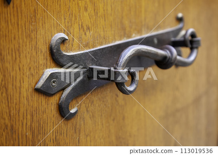 Detail of an old handle to open a door 113019536