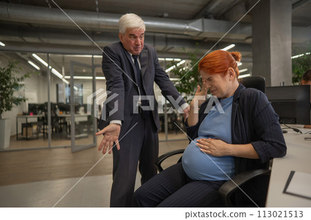 Boss swears at pregnant subordinate woman in office.  113021513