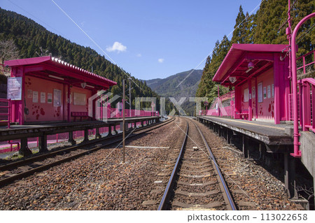 Scenery of pink station facilities Koi Yamagata Station, Tottori Prefecture Scenery of pink station facilities Koi Yamagata Station, Tottori Prefecture 113022658