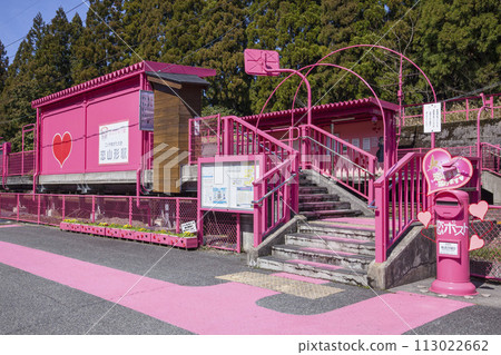 Scenery of pink station facilities Koi Yamagata Station, Tottori Prefecture 113022662