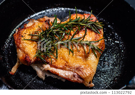 雞肉放入鍋中炒熟 雞肉放入鍋中炒熟 113022792