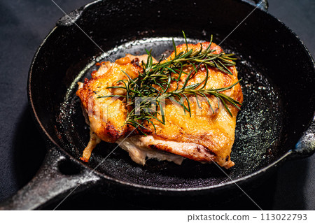 雞肉放入鍋中炒熟 雞肉放入鍋中炒熟 113022793