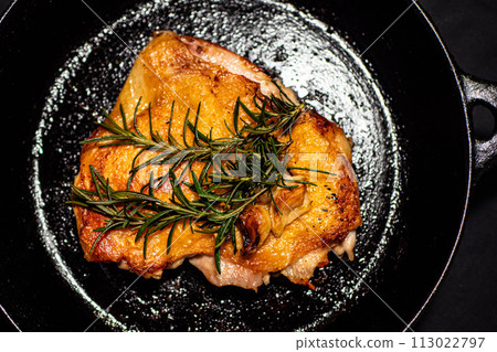 雞肉放入鍋中炒熟 113022797