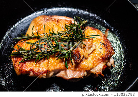 雞肉放入鍋中炒熟 113022798