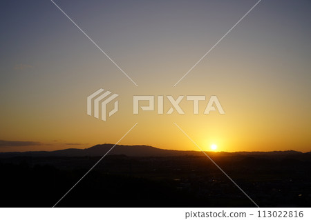 Autumn evening/clear sunset without clouds 113022816