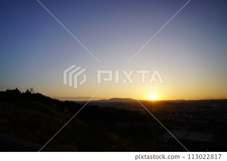 Autumn evening/clear sunset without clouds 113022817