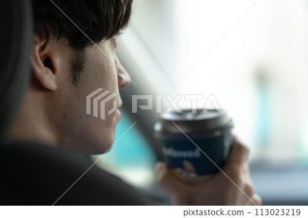 男人在車裡喝咖啡 男人在車裡喝咖啡 113023219