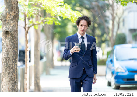 拿著咖啡散步的商人 拿著咖啡散步的商人 113023221