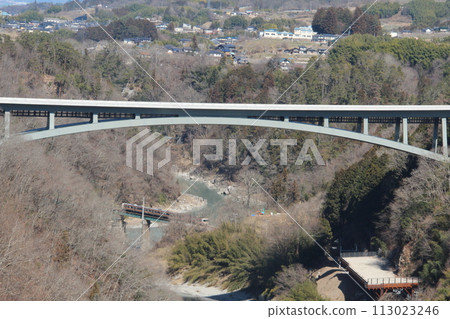 天龍橋大橋（又稱空三浦）全景，飯田線和天龍川從橋下流過。 113023246