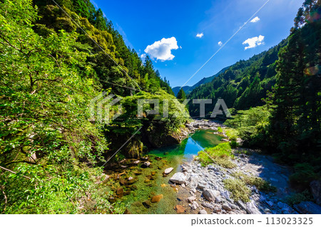 高知縣夏季安井谷附近的仁淀藍天 高知縣夏季安井谷附近的仁淀藍天 113023325