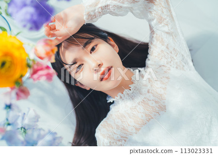 花和年輕女子 113023331