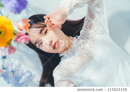 花和年輕女子 113023336
