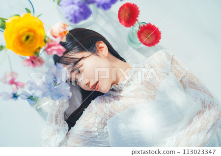 花和年輕女子 113023347