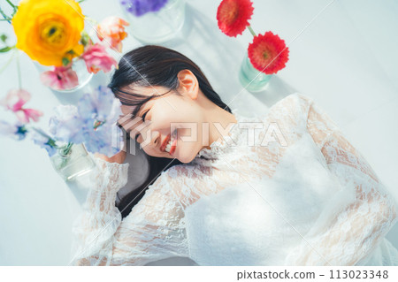 花和年輕女子 113023348