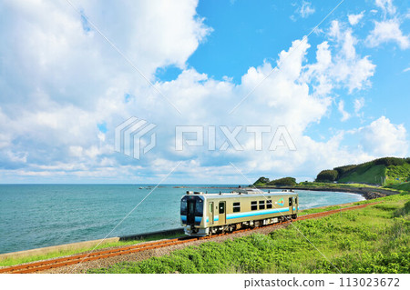 青森縣五能線，藍天碧海 113023672