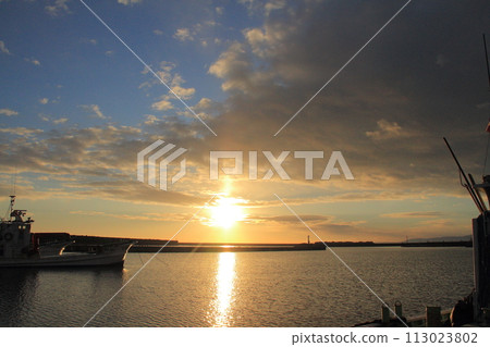 [Misawa, Aomori Prefecture] Misawa Fishing Port, first sunrise and boats 113023802