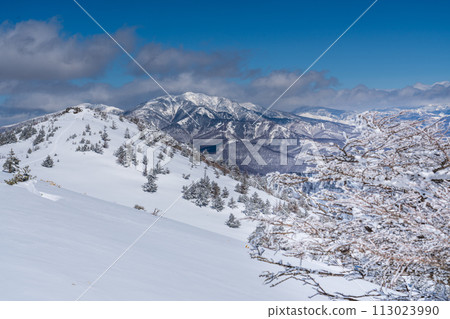 Yunomaruyama Snow Hike View of the north peak of Yunomaruyama from the mountaintop Yunomaruyama Snow Hike View of the north peak of Yunomaruyama from the mountaintop 113023990