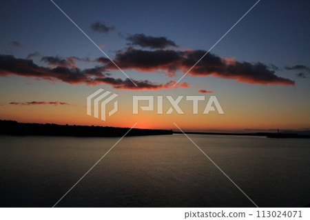 [Misawa, Aomori Prefecture] Misawa Fishing Port, first sunrise 113024071