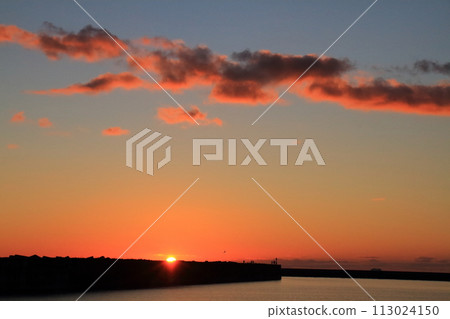 [Misawa, Aomori Prefecture] Misawa Fishing Port, first sunrise 113024150