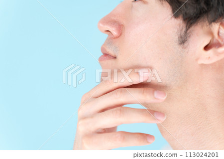 中男鬍鬚美女側身 113024201