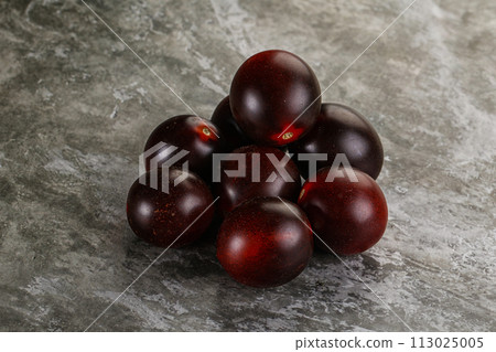Raw ripe black kumato tomato 113025005