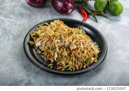 Stir fried rice with vegetables 113025047