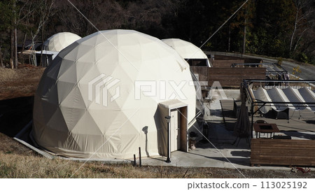 Glamping dome-shaped tent 113025192