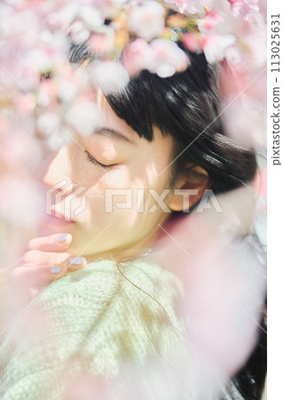 Portrait of a beautiful woman with cherry blossoms 113025631