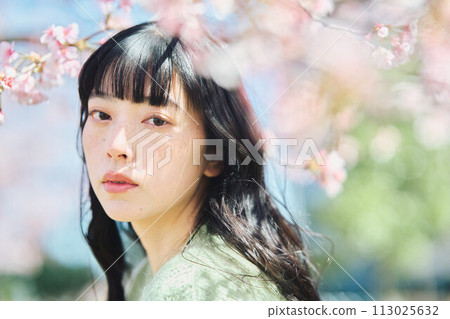 一個美麗的女人與櫻花的肖像 一個美麗的女人與櫻花的肖像 113025632
