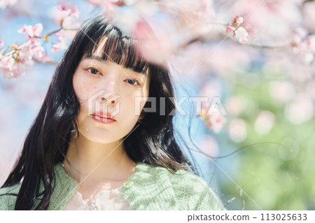 一個美麗的女人與櫻花的肖像 一個美麗的女人與櫻花的肖像 113025633