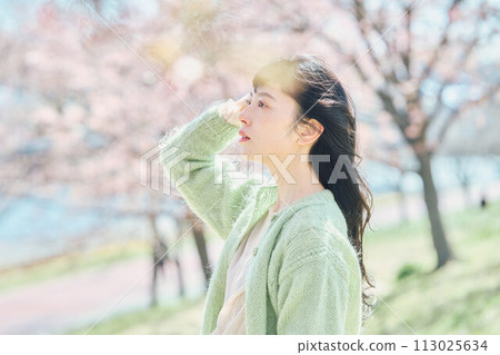 一個美麗的女人與櫻花的肖像 一個美麗的女人與櫻花的肖像 113025634