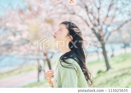 Portrait of a beautiful woman with cherry blossoms 113025635