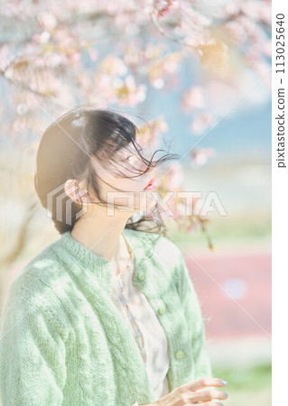 Portrait of a beautiful woman with cherry blossoms 113025640